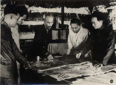 Chủ tịch Hồ Chí Minh cùng các đồng chí Trường Chinh, Phạm Văn Đồng, Võ Nguyên Giáp quyết định mở chiến dịch Điện Biên Phủ, năm 1954. Nguồn Trung tâm Lưu trữ quốc gia III, tài liệu ảnh LIII, SLT 412.
