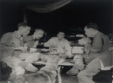 Bữa cơm thân mật của Chủ tịch  Hồ Chí Minh với các đồng chí Trường Chinh, Võ Nguyên Giáp,  Lê Đức Thọ tại Việt Bắc, năm 1947. Nguồn Trung tâm Lưu trữ quốc gia III, tài liệu ảnh LIII, SLT 386 - BH8.