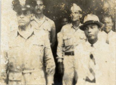 Đồng chí Võ Nguyên Giáp trong ngày đón quân Đồng minh vào giải giáp khí giới quân Nhật ở Hà Nội, năm 1945. Nguồn Trung tâm Lưu trữ quốc gia III, tài liệu ảnh Phông Nguyễn Bá Khoản, SLT 77 - C100.