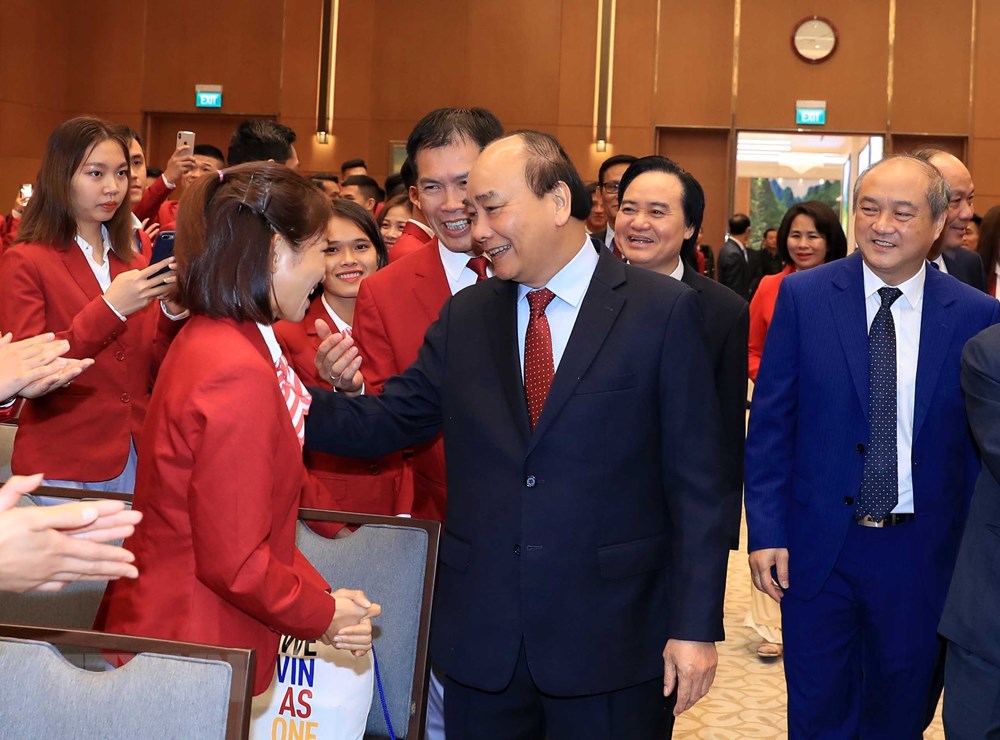  Thủ tướng Nguyễn Xuân Phúc với các vận động viên và huấn luyện viên. (Ảnh: Thống Nhất/TTXVN)