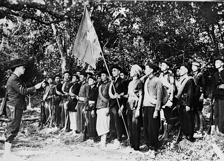 Đồng chí Võ Nguyên Giáp đọc Quân lệnh số I - Quyết định thành lập Đội Việt Nam Tuyên truyền Giải phóng quân (22/12/1944). (Ảnh: Tư liệu TTXVN)