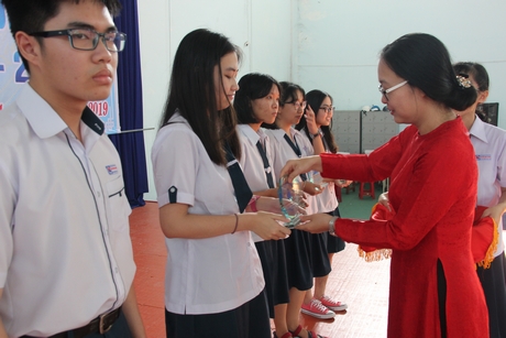 Giám đốc Sở GD- ĐT Nguyễn Thị Quyên Thanh trao quà kỷ niệm cho các em học sinh giỏi.