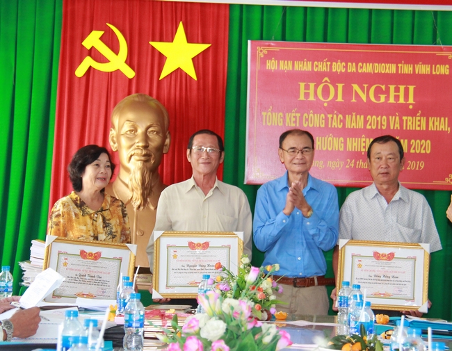 Hội nạn nhân chất độc da cam/dioxin Việt Nam tặng kỷ niệm chương cho các cá nhân có nhiều đóng góp cho nạn nhân chất độc da cam trong tỉnh.