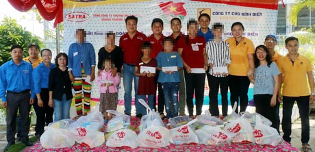 Nhà tài trợ và lãnh đạo Báo Vĩnh Long trao quà cho trẻ nhiễm HIV/AIDS hồi tháng 5/2019.