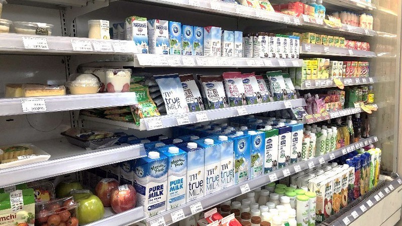 Người tiêu dùng dễ dàng mua các sản phẩm sữa tại Việt Nam.