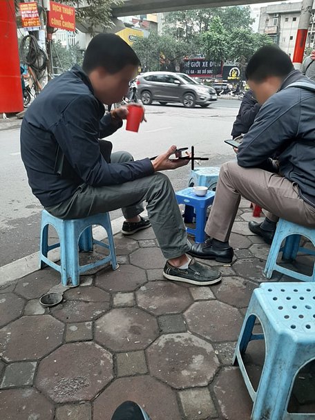 Thanh niên hút thuốc lá khiến những người muốn thưởng thức trà vỉa hè Hà Nội cũng phải e ngại.