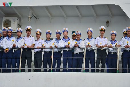 Các chiến sĩ Hải quân thả hoa tưởng niệm.