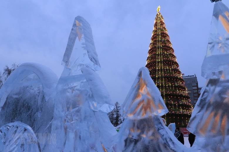  Cùng với cây thông năm mới, các tác phẩm điêu khắc băng làm nên đặc trưng của các đô thị vùng Siberia. (Ảnh: Trần Hiếu/TTXVN)