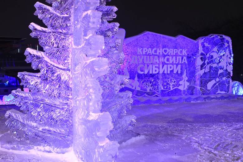  Các tác phẩm điêu khắc băng được chế tác từ các khối băng đá tự nhiên lấy từ các hồ nước lớn ở vùng Siberia.(Ảnh: Trần Hiếu/TTXVN)