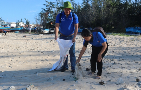 Tham gia thu dọn rác thải nhựa tại bãi biển.