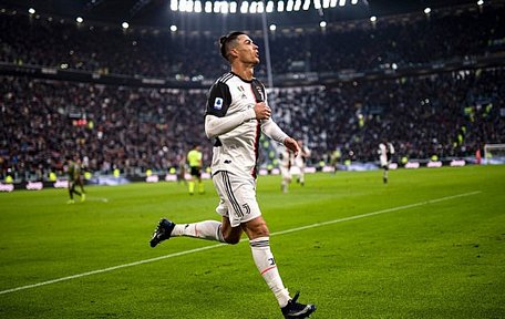 Ronaldo có được thêm hàng loạt kỷ lục sau cú hat-trick đầu tiên ở Serie A. (Ảnh: Getty). 
