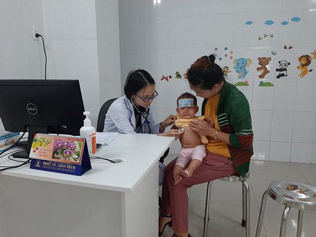 Khi trẻ bị sốt, cần đưa trẻ đến cơ sở y tế để được khám và tư vấn điều trị, không nên tự ý điều trị tại nhà.