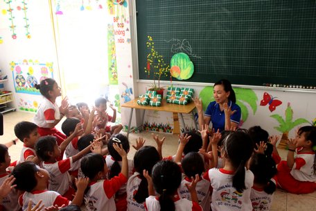 Các bé mẫu giáo trên đảo được cô Kim Anh giới thiệu hình ảnh nhành mai và bánh chưng.