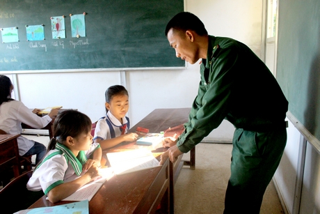 Thầy giáo Lê Hon Đa và các em học trò nhỏ trong lớp học tình thương.