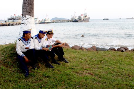 Các chiến sĩ vui mừng đọc thư chúc tết của các em nhỏ từ tỉnh Thái Nguyên.