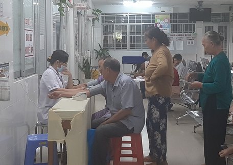 Người dân đến khám bệnh tại Trung tâm Y tế huyện Tam Bình.