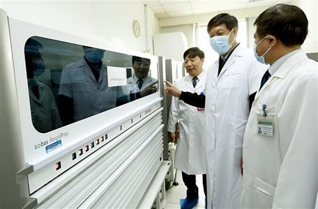Thứ trưởng Đỗ Xuân Tuyên (trái) cùng đoàn công tác của Bộ Y tế kiểm tra công tác trực Tết tại bệnh viện Bệnh Nhiệt đới Trung ương. (Ảnh: Dương Ngọc/TTXVN)