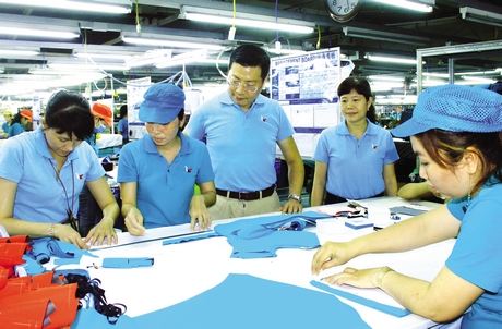 Cải cách thủ tục hành chính và cải thiện môi trường đầu tư kinh doanh của tỉnh góp phần thu hút đầu tư hiệu quả. Trong ảnh: Sản xuất tại Công ty TNHH Bo Hsing.