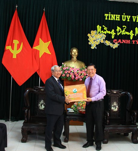 Bí thư Tỉnh ủy- Trần Văn Rón tặng quà mừng năm mới cho Hội thánh Tin lành miền Nam (Việt Nam).