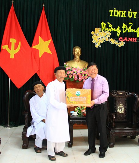 Bí thư Tỉnh ủy- Trần Văn Rón tặng quà mừng năm mới cho Hội thánh Cao đài Ban Chỉnh đạo.