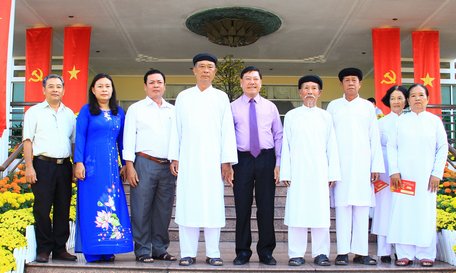 Bí thư Tỉnh ủy- Trần Văn Rón chụp hình lưu niệm cùng đoàn Hội thánh Cao đài Ban Chỉnh đạo.