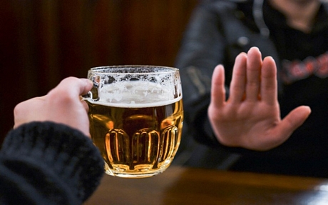 Hạn chế uống rượu, bia: Uống nhiều rượu, bia và các chất có cồn khác đều gây ra những tác hại xấu cho sức khỏe, tăng nguy cơ mắc bệnh tim mạch, giảm trí nhớ...
