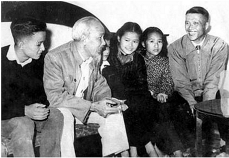 Chủ tịch Hồ Chí Minh thăm và chúc tết GS. Đinh Văn Thắng và gia đình vào đêm giao thừa Tết Canh Tý (27/1/1960). Ảnh tư liệu lịch sử