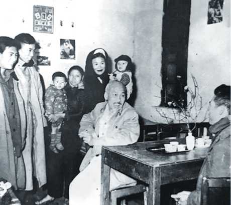 Chủ tịch Hồ Chí Minh thăm và chúc tết gia đình ông Trần Công Tốt- công nhân Nhà máy Đèn Hà Nội vào đêm giao thừa Tết Canh Tý (27/1/1960). Ảnh tư liệu lịch sử