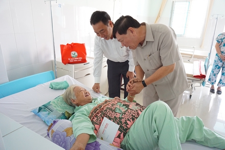 Bí thư Tỉnh ủy- Trần Văn Rón và Chủ tịch UBND tỉnh- Lữ Quang Ngời thăm hỏi bệnh nhân Nguyễn Thị Kim (81 tuổi, xã Trung Chánh- Vũng Liêm) nằm điều trị tại Khoa Nội C.
