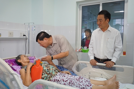 Trên 240 bệnh nhân đang nằm điều trị tại BVĐK tỉnh được nhận quà tết.
