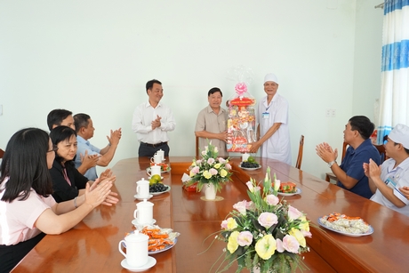 Bí thư Tỉnh ủy- Trần Văn Rón và Chủ tịch UBND tỉnh- Lữ Quang Ngời chúc tết tại BV Tâm thần tỉnh.