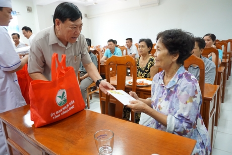 Bí thư Tỉnh ủy- Trần Văn Rón thăm hỏi, động viên thân nhân người bệnh.