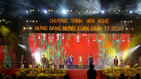 Chương trình văn nghệ mừng Đảng, mừng Xuân Canh Tý 2020 bắt đầu từ 20h30 bằng các tiết mục do các ca sĩ đến từ TP Hồ Chí Minh thể hiện.