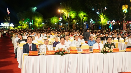 Các đồng chí lãnh đạo tỉnh, nguyên lãnh đạo tỉnh và đông đảo nhân dân dự chương trình lễ kỷ niệm.