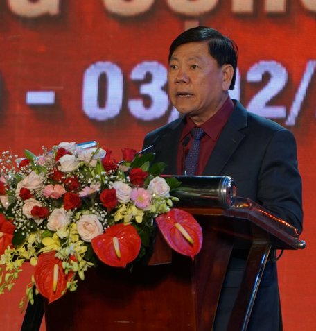 Bí thư Tỉnh ủy- Trần Văn Rón phát biểu ôn lại truyền thống 90 năm thành lập Đảng cộng sản Việt Nam.
