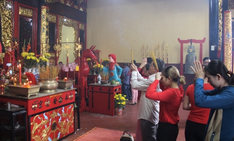 Ngay từ sáng sớm, rất nhiều người đến chùa Ông (Phường 5- TP Vĩnh Long) làm lễ bái, cầu mong năm mới an lành. Đây là di tích lịch sử- văn hóa cấp quốc gia có trên 150 năm tuổi.