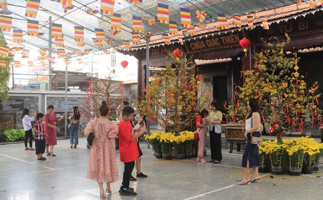 Người dân đến chùa Giác Thiên (Phường 4- TP Vĩnh Long) để lễ phật và tranh thủ ghi lại những khoảnh khắc đẹp trong ngày đầu năm.