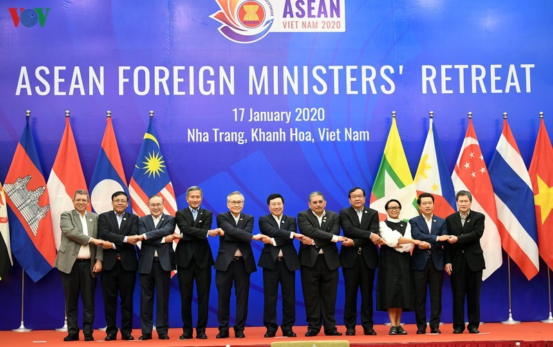 Các Bộ trưởng Ngoại giao ASEAN thể hiện tình đoàn kết trước phiên họp AFMR diễn ra tại Nha Trang, Khánh Hòa.