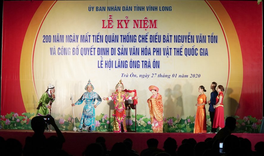 Lễ kỷ niệm 200 năm ngày mất của Tiền quân Thống chế Điều bát Nguyễn Văn Tồn, đồng thời công bố quyết di sản văn hóa phi vật thể quốc gia Lễ hội Lăng ông- Trà Ôn được tổ chức long trọng. Trong ảnh: Biểu diễn văn nghệ, cải lương.