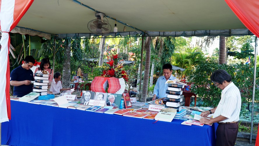 . Có nhiều hoạt động được tổ chức. Trong ảnh: Triển lãm sách, báo tại lễ hội. 