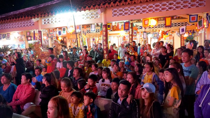 Đoàn tuồng cổ Sông Thanh (Sóc Trăng) trình diễn, thu hút rất đông người dân đến xem.