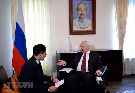 Đại sứ Đặc mệnh toàn quyền Liên bang Nga tại Việt Nam Konstantin V.Vnukov trả lời phỏng vấn phóng viên TTXVN. (Ảnh: Nguyễn Cúc/TTXVN)