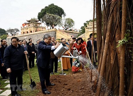 Thường trực Ban Bí thư Trần Quốc Vượng cùng các đại biểu Trung ương và Thành phố Hà Nội trồng cây lưu niệm tại Hoàng Thành Thăng Long. (Ảnh: Văn Điệp/TTXVN)