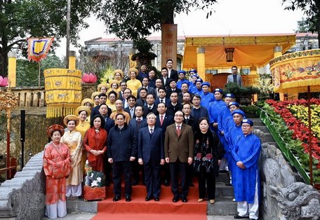 Thường trực Ban Bí thư Trần Quốc Vượng cùng các đại biểu Trung ương và Thành phố Hà Nội chụp ảnh lưu niệm tại Hoàng Thành Thăng Long. (Ảnh: Văn Điệp/TTXVN)