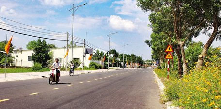 Tuyến đường Phong Thới được nâng cấp khang trang có sự đóng góp của Đài Phát thanh- Truyền hình Vĩnh Long, góp phần làm thay đổi diện mạo đô thị Vũng Liêm.