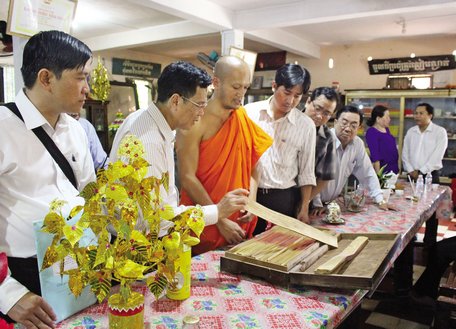 Kinh lá buông là loại thư tịch cổ quý hiếm của người dân tộc Khmer (gọi là Satra).