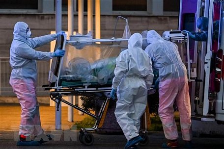 Nhân viên y tế chuyển bệnh nhân nhiễm COVID-19 tới bệnh viện ở Rome, Italy, ngày 16/3/2020. (Nguồn: AFP/TTXVN)