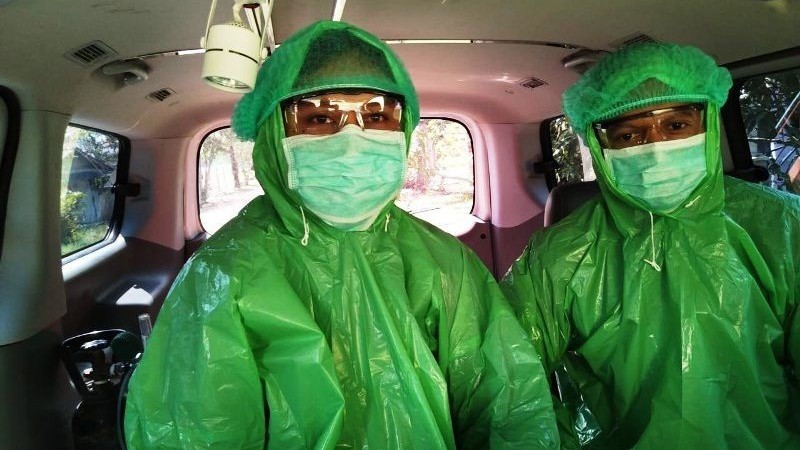Đội ngũ bác sĩ ở bệnh viện Covid tại Makasar mặc áo mưa thay cho đồ bảo hộ (Ảnh: IDN Times)