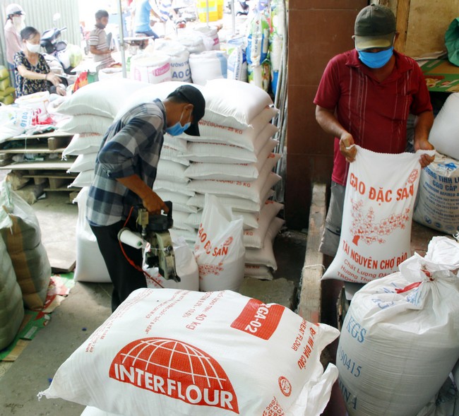 Nhiều chủ vựa gạo đã nhập thêm hàng để phục vụ người dân.