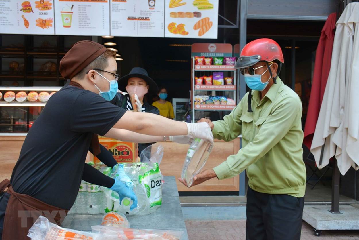  Một cơ sở kinh doanh dịch vụ ăn uống ở thành phố Buôn Ma Thuột phát nhu yếu phẩm miễn phí cho người dân. (Ảnh: Hoài Thu/TTXVN)